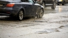DEZASTRU pe drumurile capitalei: Topirea zăpezii a descoperit zeci de cratere adânci în asfalt (GALERIE FOTO)