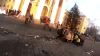 Momentul în care un bărbat cade RĂPUS de glontele unui lunetist în centrul Kievului (VIDEO)