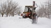 Drifting cu tractorul printre nămeţi! VEZI isprava incredibilă a unor tineri teribilişti