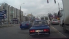 Nepăsare fără limite la o intersecţie din Chişinău. Un şofer a făcut o depăşire pe contrasens la culoarea roşie a semaforului (VIDEO)