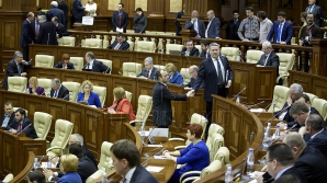 Casă nouă, năravuri vechi. Comuniştii au blocat din nou tribuna centrală a Legislativului