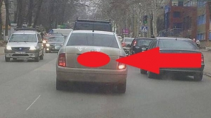 Un şofer îşi face de cap prin Chişinău! INCREDIBIL cum a montat plăcuţa cu numerele de înmatriculare (FOTO)