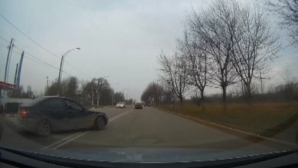 Şofat extrem într-o intersecţie monitorizată din capitală! Un şofer era cât pe ce să provoace un accident (VIDEO)