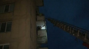 Caz incredibil în capitală! Doi tineri au căzut cu tot cu balconul unui bloc de pe strada Eugen Coca