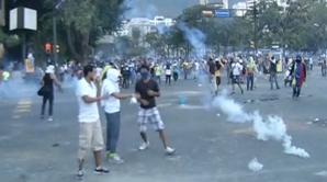 Lupte de stradă la Caracas! Sute de protestatari s-au confruntat cu forţele de ordine (VIDEO)