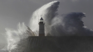 Vreme rea în lume: Valuri înalte de 14 metri au lovit ţărmul Angliei, iar Bolivia şi Uruguay sunt afectate de inundaţii