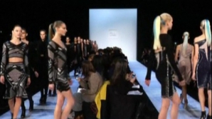 Rochii sexy cu elemente din blană. Brandul Herve Leger şi-a prezentat colecţia pentru toamna acestui an (VIDEO)