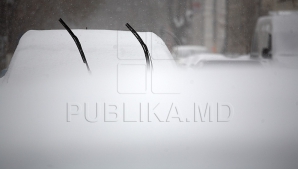 Ninsorile şi rafalele puternice de vânt continuă să facă ravagii în SUA şi Japonia