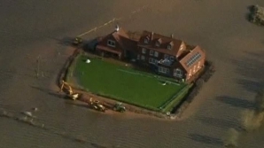 A construit un dig şi refuză să plece de acasă. Povestea britanicului care luptă de unul singur cu inundaţiile (VIDEO)