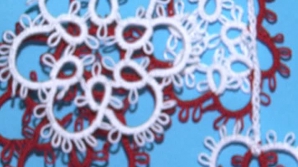 Petrec frumos timpul şi contribuie la menţinerea tradiţiilor. Mai mulţi tineri au creat mărţişoare handmade