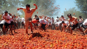 Mii de oameni au luat parte la "Războiul tomatelor" în Chile 