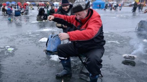 Pescarii s-au întrecut să prindă peştişorul de aur în Estonia