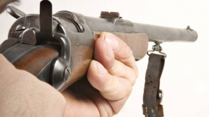  ÎNFIORĂTOR! Momentul în care un manifestant este ÎMPUŞCAT pe o stradă din Kiev (VIDEO)