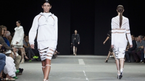 Săptămâna Modei de la New York: Pe podium au urcat modele în ţinute semnate de casa "Marchesa" şi de designerul Michael Kors 