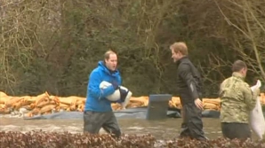 Casa Regală a Marii Britani s-a mobilizat împotriva inundaţiilor. Vezi ce au întreprins Prinţii William şi Harry