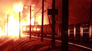 Un tren marfar a deraiat şi a luat foc în Rusia: Circa 700 de oameni au fost evacuaţi de urgenţă