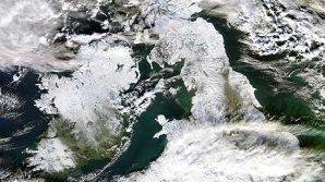 Ploile torenţiale transformă viaţa britanicilor într-un coşmar, iar câteva regiuni din China au fost acoperite cu zăpadă