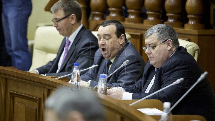 Prima şedinţă din acest an a Parlamentului, în 50 de FOTOGRAFII. Aşa au muncit deputaţii în sediul renovat