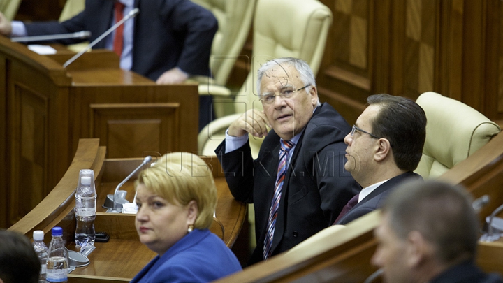 Prima şedinţă din acest an a Parlamentului, în 50 de FOTOGRAFII. Aşa au muncit deputaţii în sediul renovat