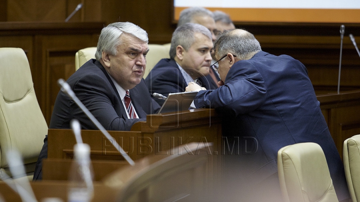 Prima şedinţă din acest an a Parlamentului, în 50 de FOTOGRAFII. Aşa au muncit deputaţii în sediul renovat