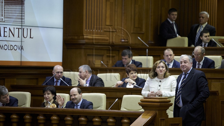 Prima şedinţă din acest an a Parlamentului, în 50 de FOTOGRAFII. Aşa au muncit deputaţii în sediul renovat