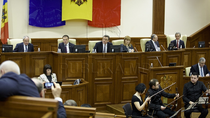 Prima şedinţă din acest an a Parlamentului, în 50 de FOTOGRAFII. Aşa au muncit deputaţii în sediul renovat