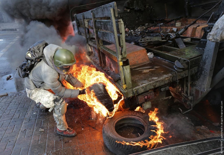 SÂNGE şi FOC pe străzile Kievului! Ucraina trăieşte cele mai NEGRE şi VIOLENTE zile din istoria sa recentă (GALERIE FOTO)