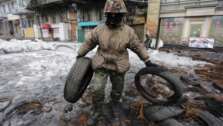 Final de REVOLUŢIE? Manifestanţii au permis accesul oamenilor printre baricadele de pe Maidan (FOTO-VIDEO)