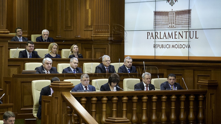 Prima şedinţă din acest an a Parlamentului, în 50 de FOTOGRAFII. Aşa au muncit deputaţii în sediul renovat