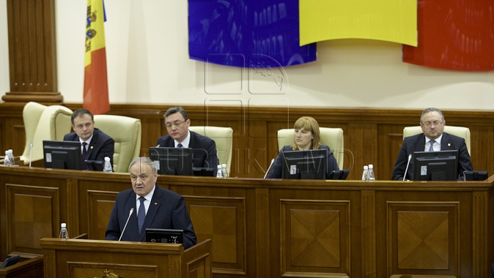 Prima şedinţă din acest an a Parlamentului, în 50 de FOTOGRAFII. Aşa au muncit deputaţii în sediul renovat