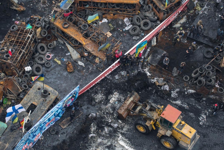 Final de REVOLUŢIE? Manifestanţii au permis accesul oamenilor printre baricadele de pe Maidan (FOTO-VIDEO)