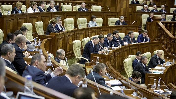 Prima şedinţă din acest an a Parlamentului, în 50 de FOTOGRAFII. Aşa au muncit deputaţii în sediul renovat