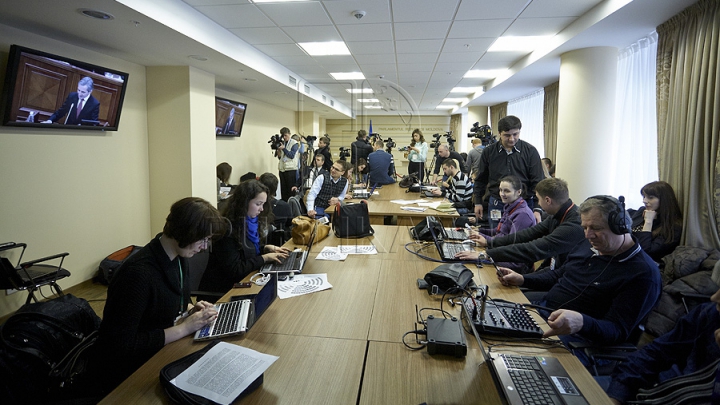 Prima şedinţă din acest an a Parlamentului, în 50 de FOTOGRAFII. Aşa au muncit deputaţii în sediul renovat