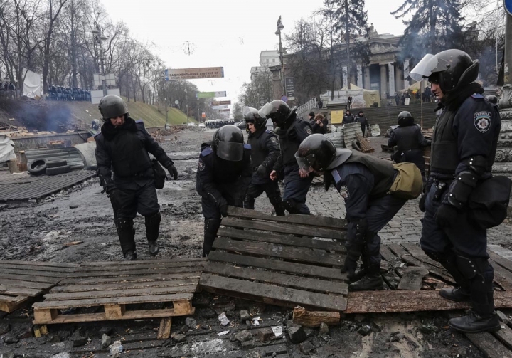 Final de REVOLUŢIE? Manifestanţii au permis accesul oamenilor printre baricadele de pe Maidan (FOTO-VIDEO)