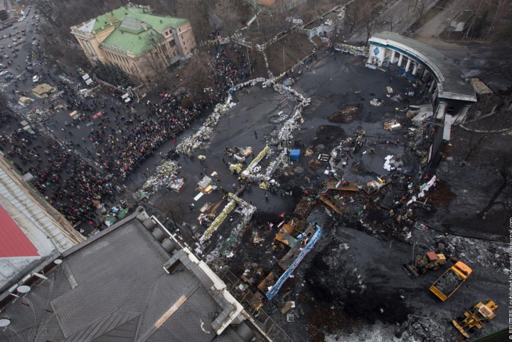 Final de REVOLUŢIE? Manifestanţii au permis accesul oamenilor printre baricadele de pe Maidan (FOTO-VIDEO)