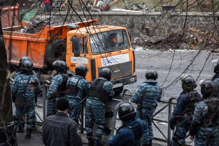 Final de REVOLUŢIE? Manifestanţii au permis accesul oamenilor printre baricadele de pe Maidan (FOTO-VIDEO)