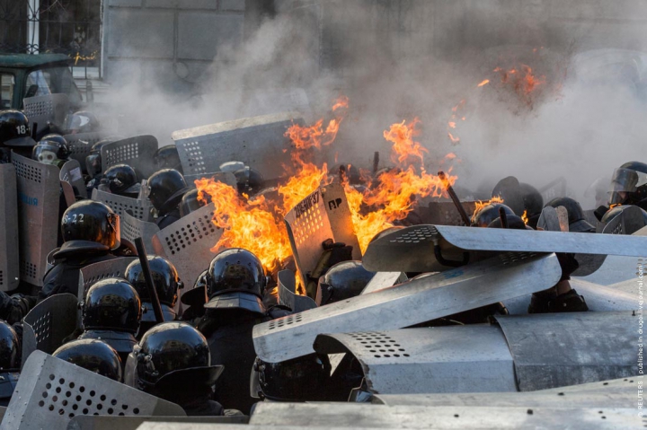 SÂNGE şi FOC pe străzile Kievului! Ucraina trăieşte cele mai NEGRE şi VIOLENTE zile din istoria sa recentă (GALERIE FOTO)