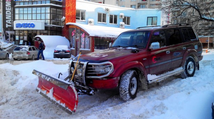 Util şi ingenios. Vezi cum curăţă zăpada din Chişinău un şofer cu un SUV (FOTO)