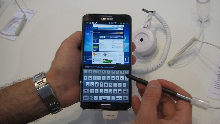 Samsung lansează un telefon de fiţe! Cum va arăta Note 3 cu cristale Swarovski