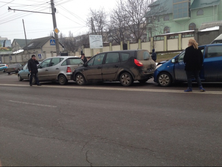 Accident în lanţ pe o stradă din capitală. Cel puţin patru maşini au fost avariate (FOTO)