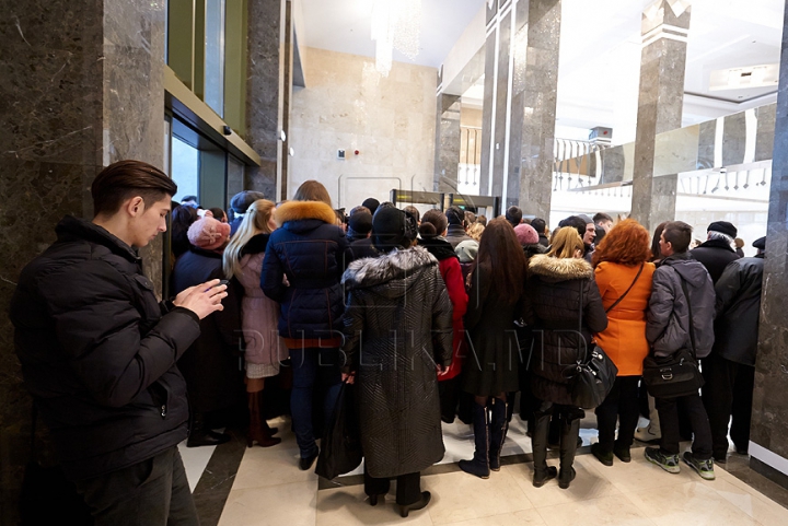 Au încercat fotoliile deputaţilor şi au fost surprinşi să fie în locul preşedintelui Parlamentului. FOTO de la Ziua uşilor deschise în Legislativ