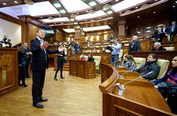 Au încercat fotoliile deputaţilor şi au fost surprinşi să fie în locul preşedintelui Parlamentului. FOTO de la Ziua uşilor deschise în Legislativ