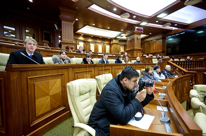 Au încercat fotoliile deputaţilor şi au fost surprinşi să fie în locul preşedintelui Parlamentului. FOTO de la Ziua uşilor deschise în Legislativ