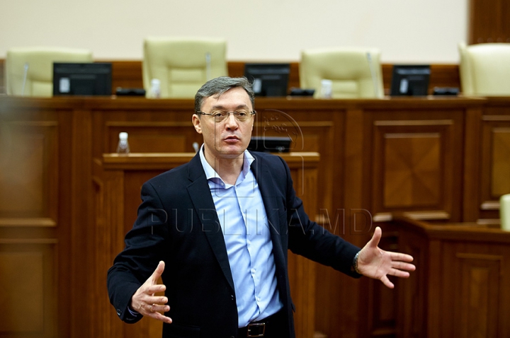 Au încercat fotoliile deputaţilor şi au fost surprinşi să fie în locul preşedintelui Parlamentului. FOTO de la Ziua uşilor deschise în Legislativ