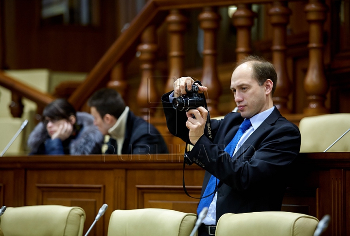 Au încercat fotoliile deputaţilor şi au fost surprinşi să fie în locul preşedintelui Parlamentului. FOTO de la Ziua uşilor deschise în Legislativ