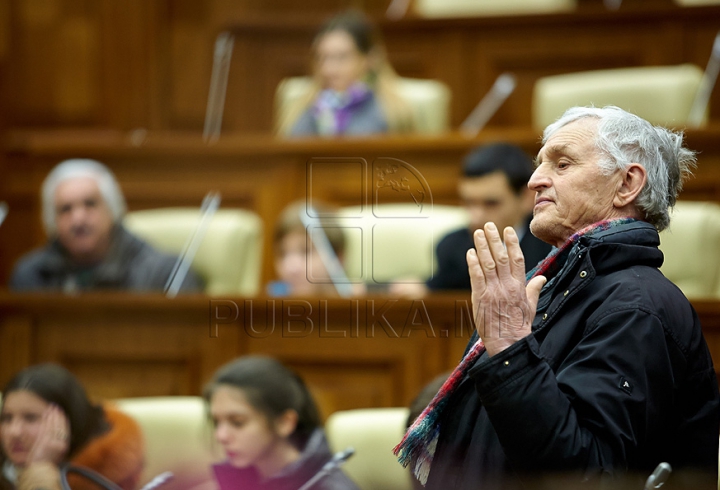 Au încercat fotoliile deputaţilor şi au fost surprinşi să fie în locul preşedintelui Parlamentului. FOTO de la Ziua uşilor deschise în Legislativ