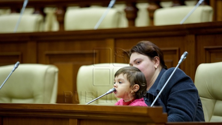 Au încercat fotoliile deputaţilor şi au fost surprinşi să fie în locul preşedintelui Parlamentului. FOTO de la Ziua uşilor deschise în Legislativ