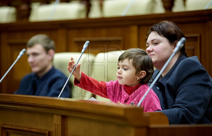 Au încercat fotoliile deputaţilor şi au fost surprinşi să fie în locul preşedintelui Parlamentului. FOTO de la Ziua uşilor deschise în Legislativ