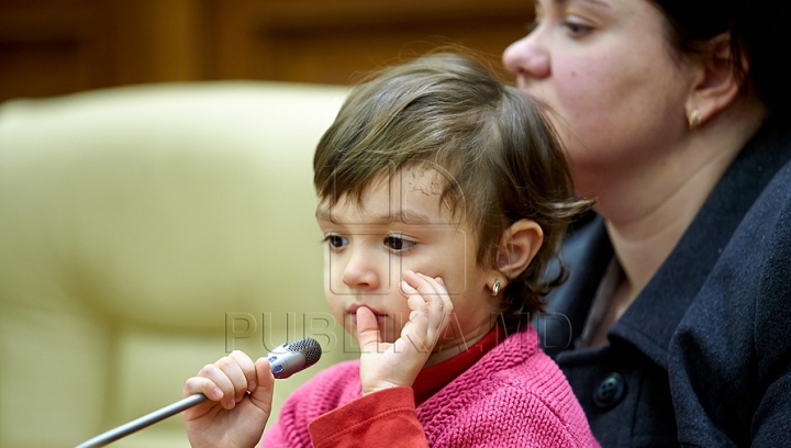 Au încercat fotoliile deputaţilor şi au fost surprinşi să fie în locul preşedintelui Parlamentului. FOTO de la Ziua uşilor deschise în Legislativ