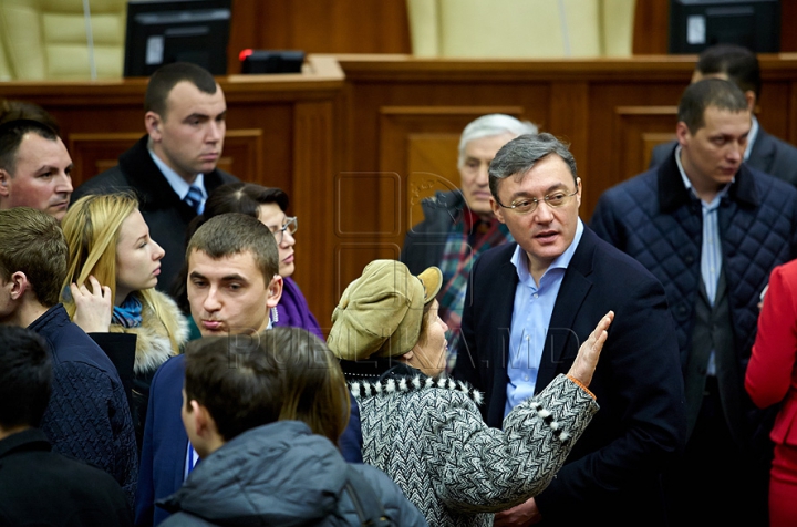 Au încercat fotoliile deputaţilor şi au fost surprinşi să fie în locul preşedintelui Parlamentului. FOTO de la Ziua uşilor deschise în Legislativ